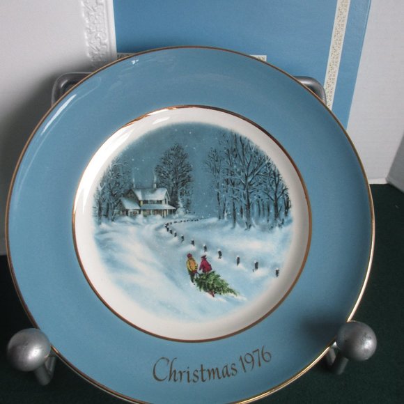 Vintage Avon Christmas Plate/1976/"Bringing Home the Tree" NIB - Picture 1 of 4